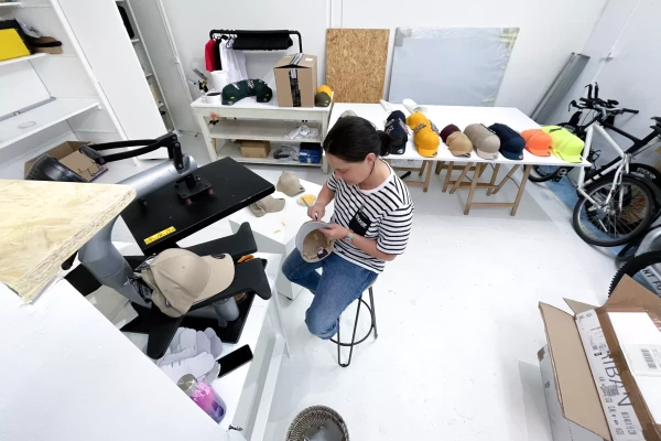 customisation de casquettes dans un atelier