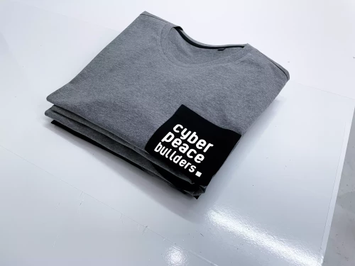 un t-shirt gris customisé