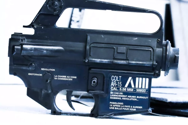 gravure sur objet noir déco