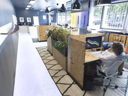 un bureau aves gens qui travaillent avec leur pc