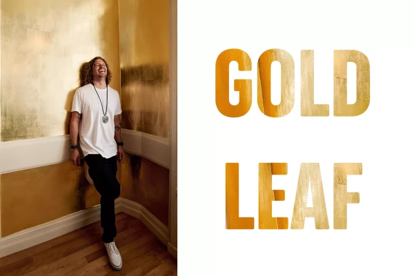 feuille d'or appliquée à un mur avec une personne qui sourit