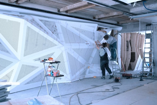 installation d'un mur phonique blanc dans un bureau