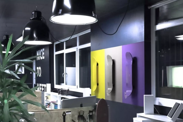 photo de décoration d'intérieur d'un bureau design avec des lampes