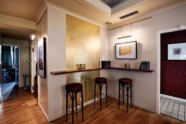 photo d'un intérieur de restaurant avec un mur recouvert de feuille d'or