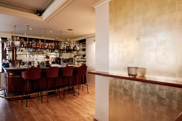 photo d'un intérieur de restaurant avec un mur recouvert de feuille d'or