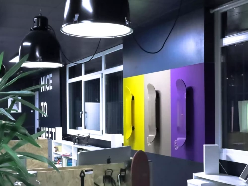 photo d'un bureau avec des lampes