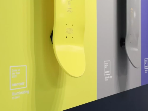 planches de skateboard avec la marque pantone