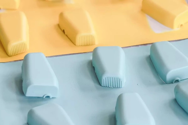 détail de pièces en plastique de couleur