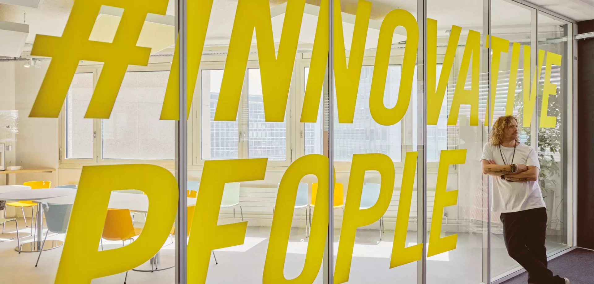 des lettre découpées jaune sur une vitrine