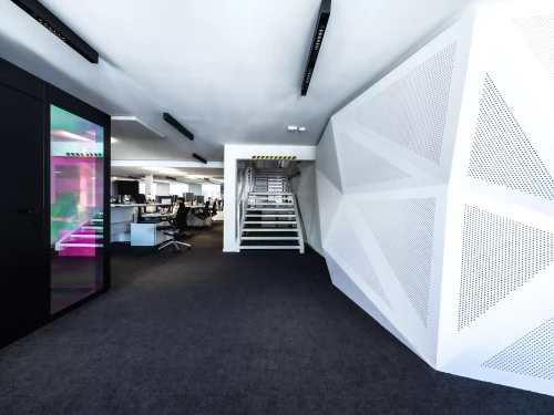 un filme de discrétion coloré sur les vitre d'un bureau