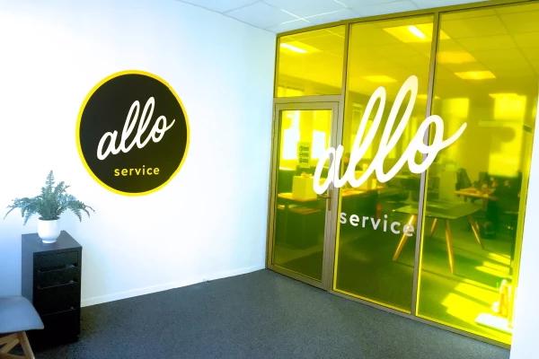 un filme de discrétion jaune sur les vitre d'un bureau