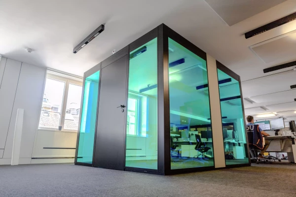 un filme de discrétion coloré sur les vitre d'un bureau