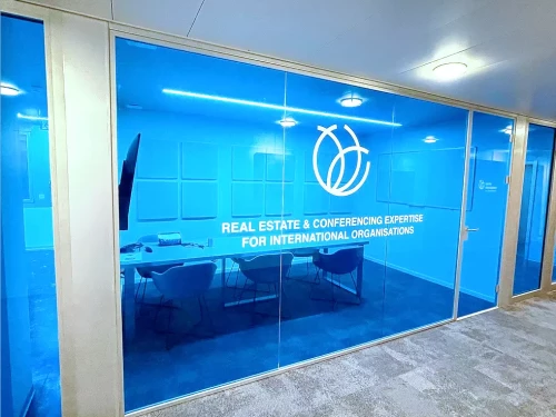 un filme de discrétion bleu sur les vitre d'un bureau