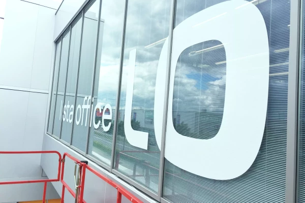 un filme de discrétion sur les vitre d'un bureau et des lettres découpées