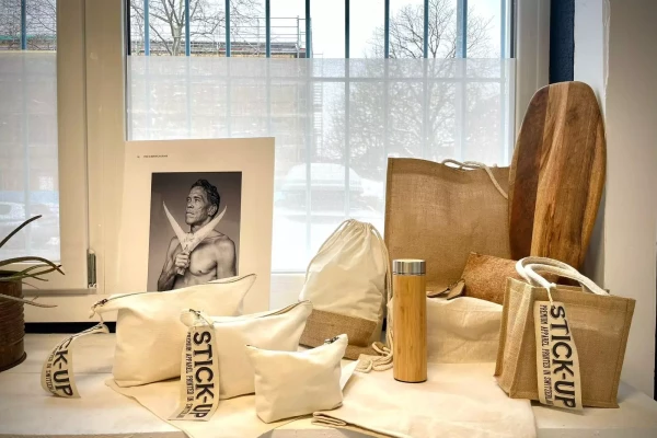 un film de discrétion dans un showroom