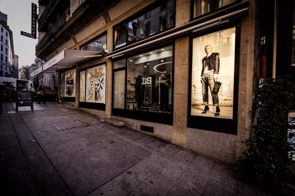 une vitrine de magasin le soir