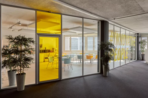 vinyle adhésif coloré dans un bureau