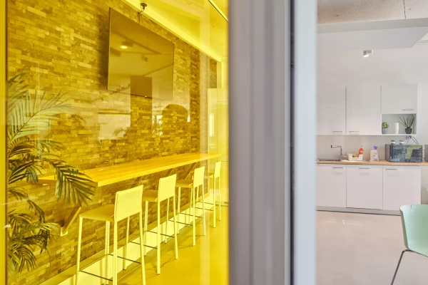 vinyle adhésif coloré dans un bureau