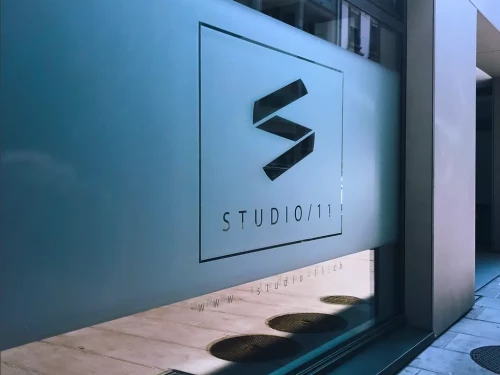 un filme de discrétion sur les vitre d'un bureau