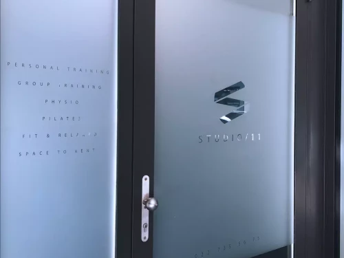 un filme de discrétion sur les vitre d'un bureau