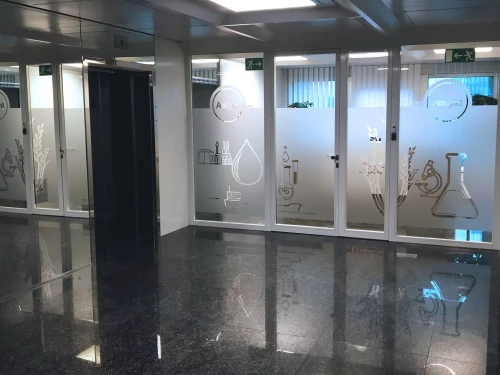 un filme de discrétion sur les vitre d'un bureau