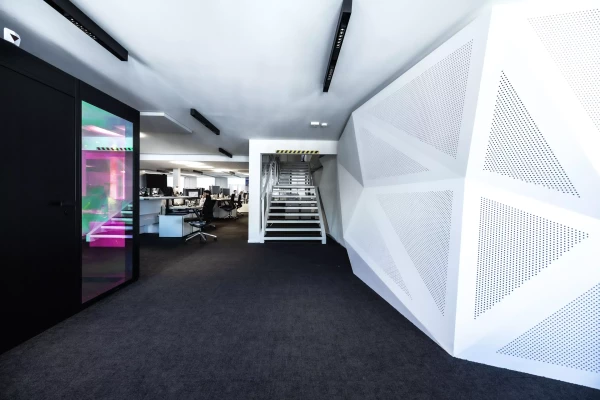 sticker adhésif coloré dans un bureau