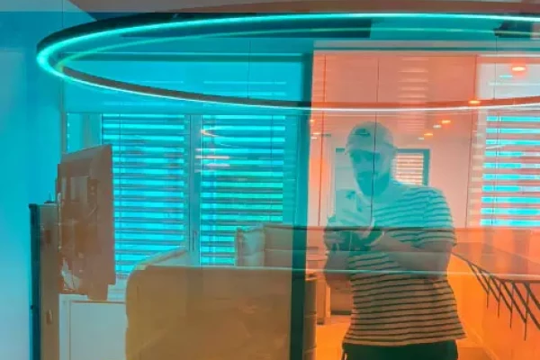 sticker adhésif coloré dans un bureau