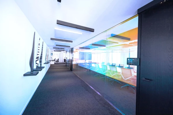 sticker adhésif coloré dans un bureau