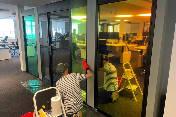 pose de vinyle adhésif dans un bureau