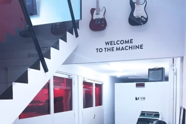 un bureau avec des vitre rouges et des guitares