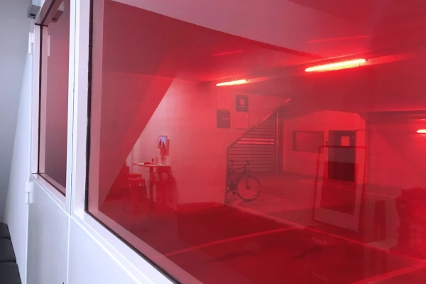 un bureau avec des vitre rouges