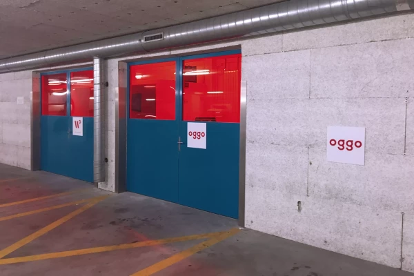 un bureau avec des vitre rouges