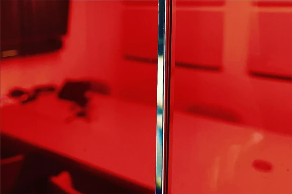 un bureau avec des vitre rouges