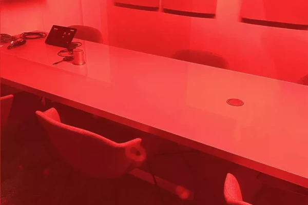 un bureau avec des vitre rouges