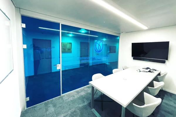 un bureau avec des vitre bleues