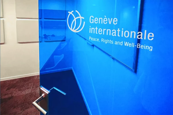 un bureau avec des vitre bleues