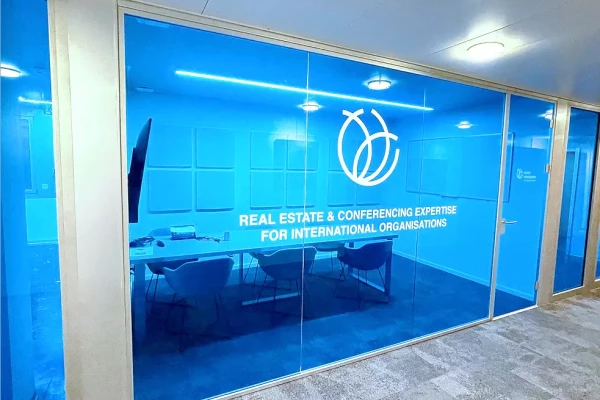 un bureau avec des vitre bleues