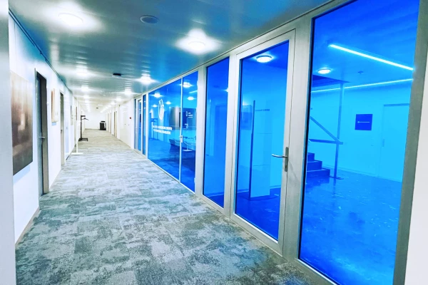 un bureau avec des vitre bleues