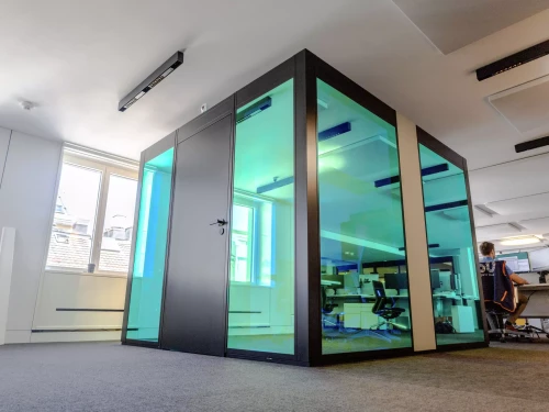 un filme coloré sur les vitre d'un bureau