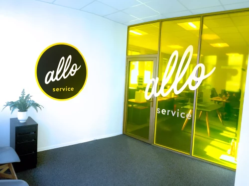 un filme jaune sur les vitre d'un bureau