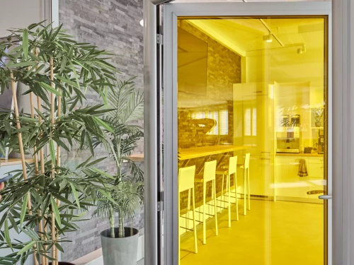 un filme jaune sur les vitre d'un bureau