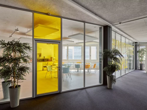 un filme jaune sur les vitre d'un bureau