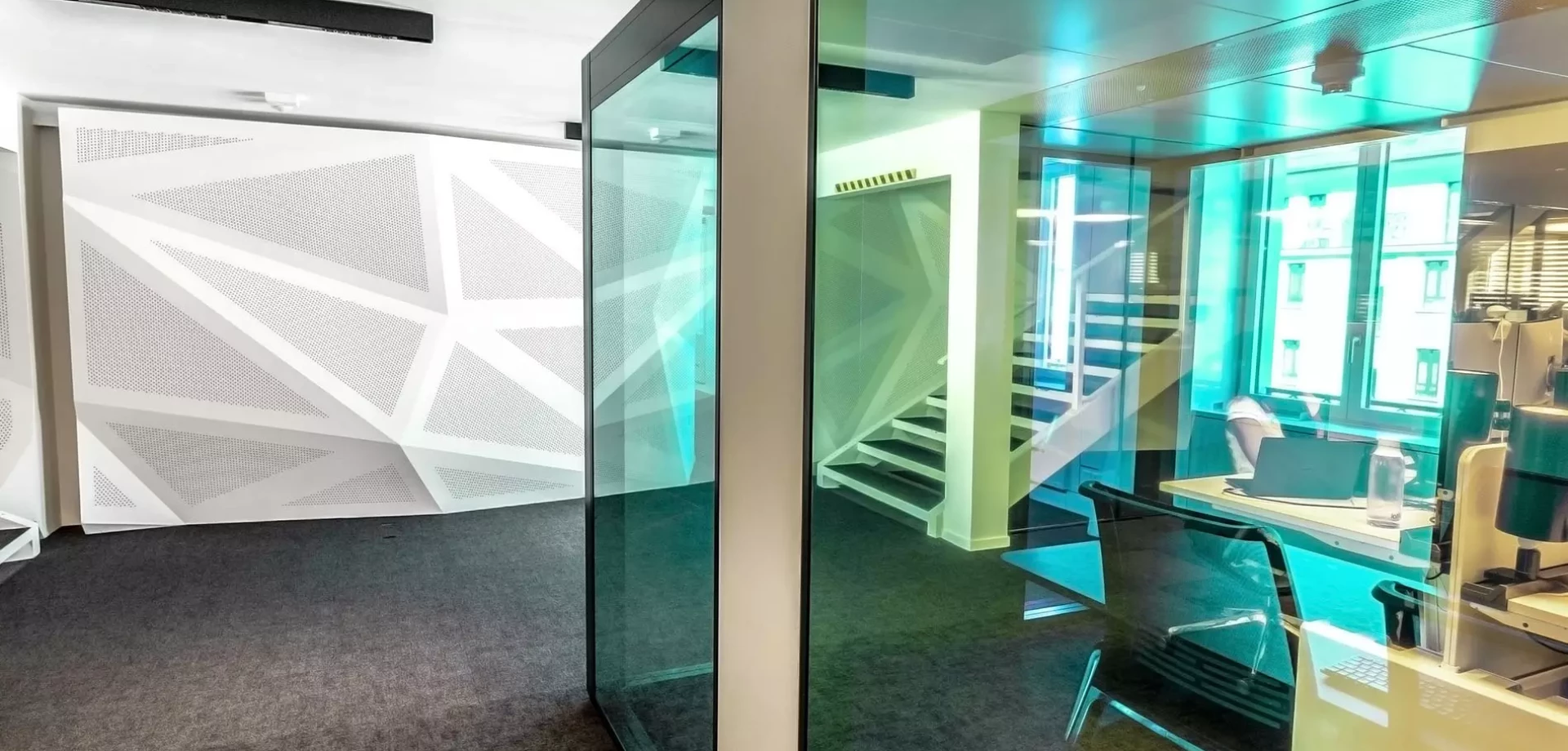 sticker adhésif coloré dans un bureau