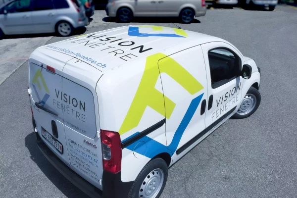 une voiture avec d'entreprise avec des marquages publicitaires aux couleurs de l'entreprise