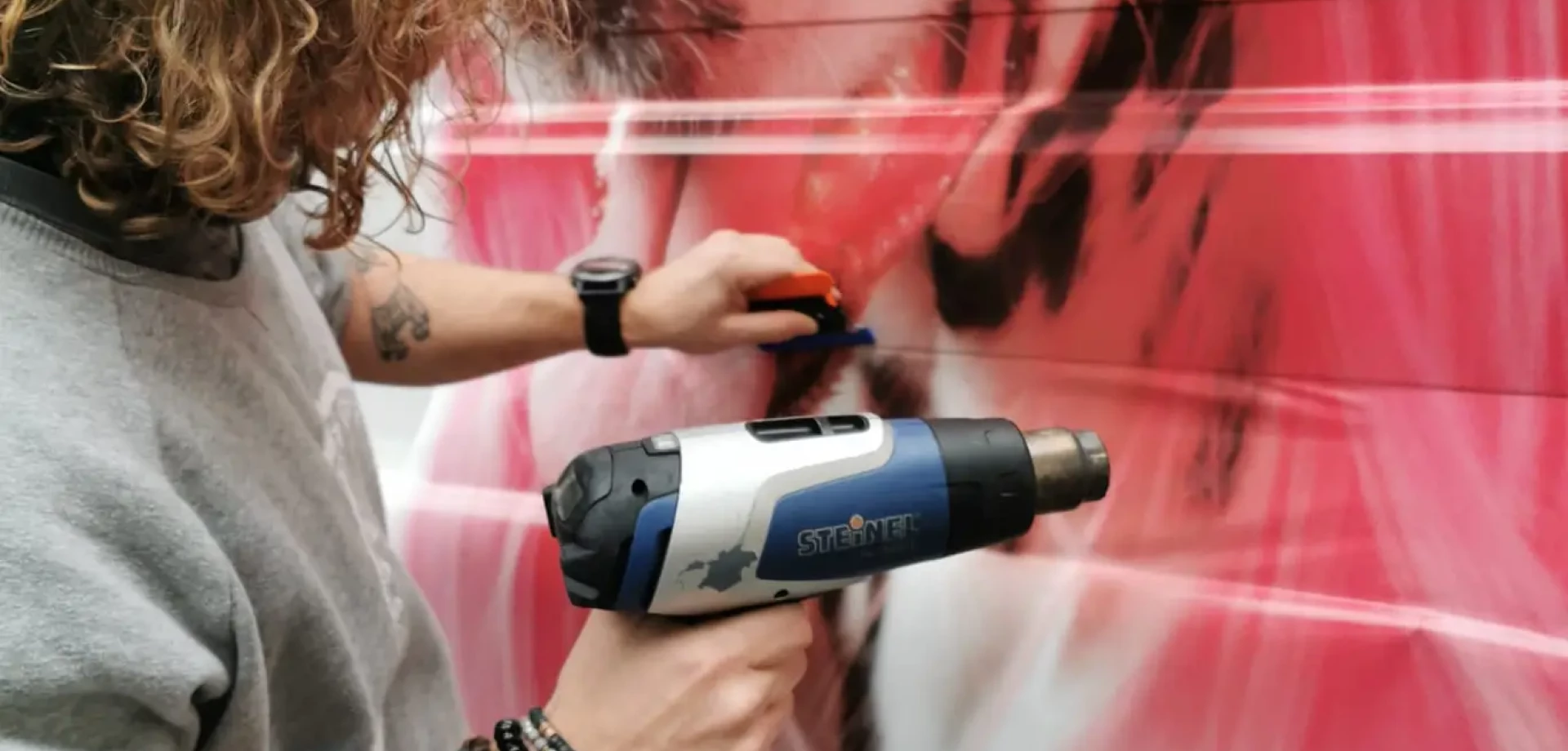 branding d'une camionnette avec la photo d'un chien