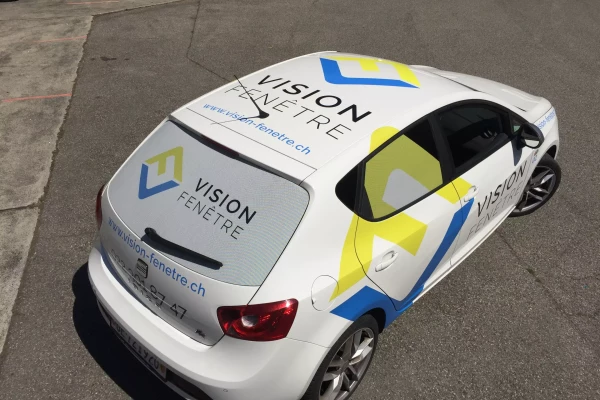 un exemple de branding d'une voiture d'entreprise