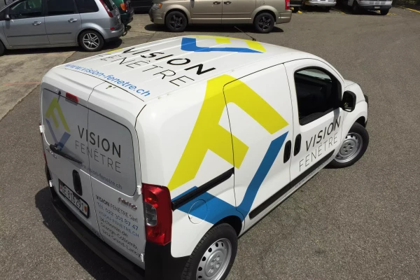 un exemple de branding d'une camionnette d'entreprise