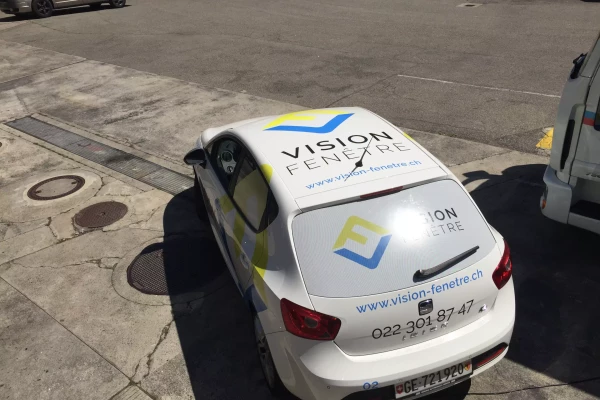 un exemple de branding d'une voiture d'entreprise