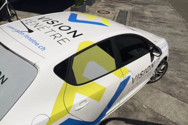 un exemple de branding d'une camionnette d'entreprise