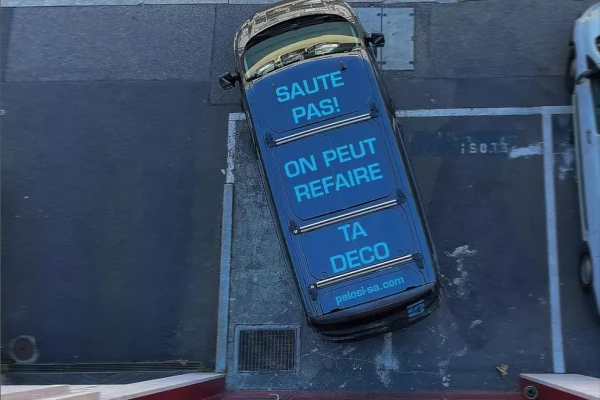 une inscription publicitaire sur une  voiture